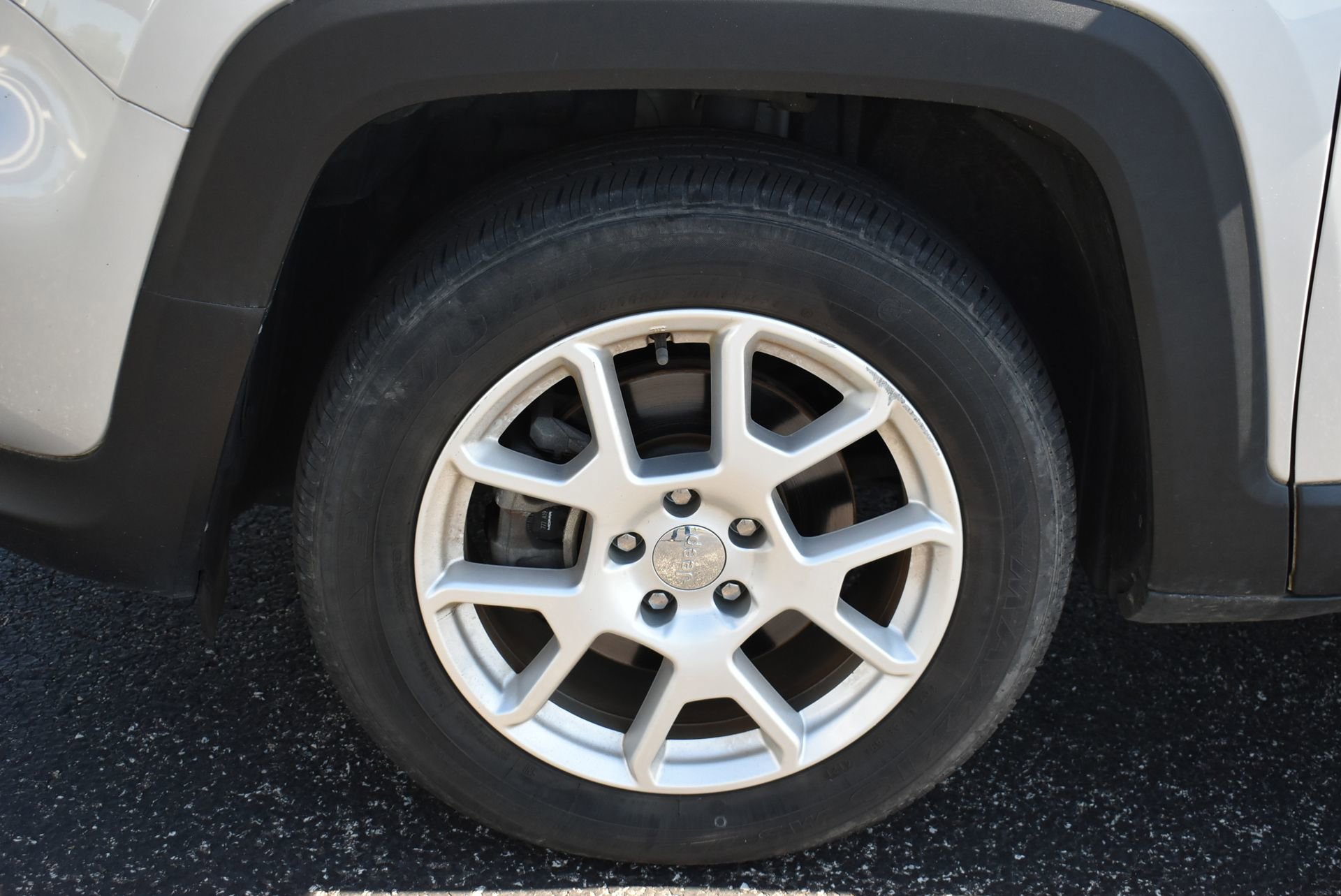 Used 2019 Jeep Renegade Latitude FWD image 11