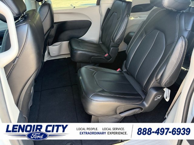 Used 2024 Chrysler Pacifica Touring-L FWD image 11