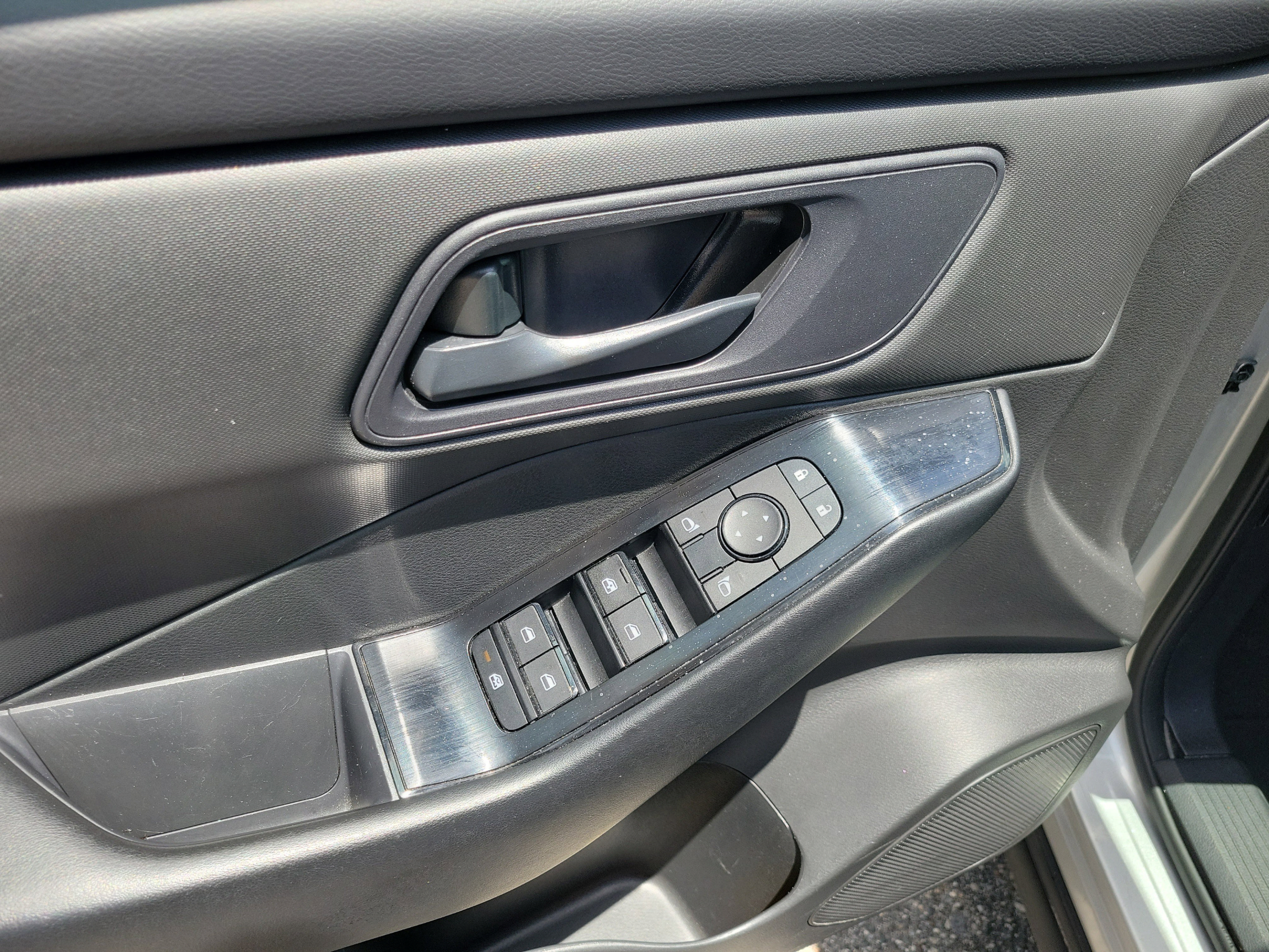 Used 2024 Nissan Rogue S AWD/4WD image 15