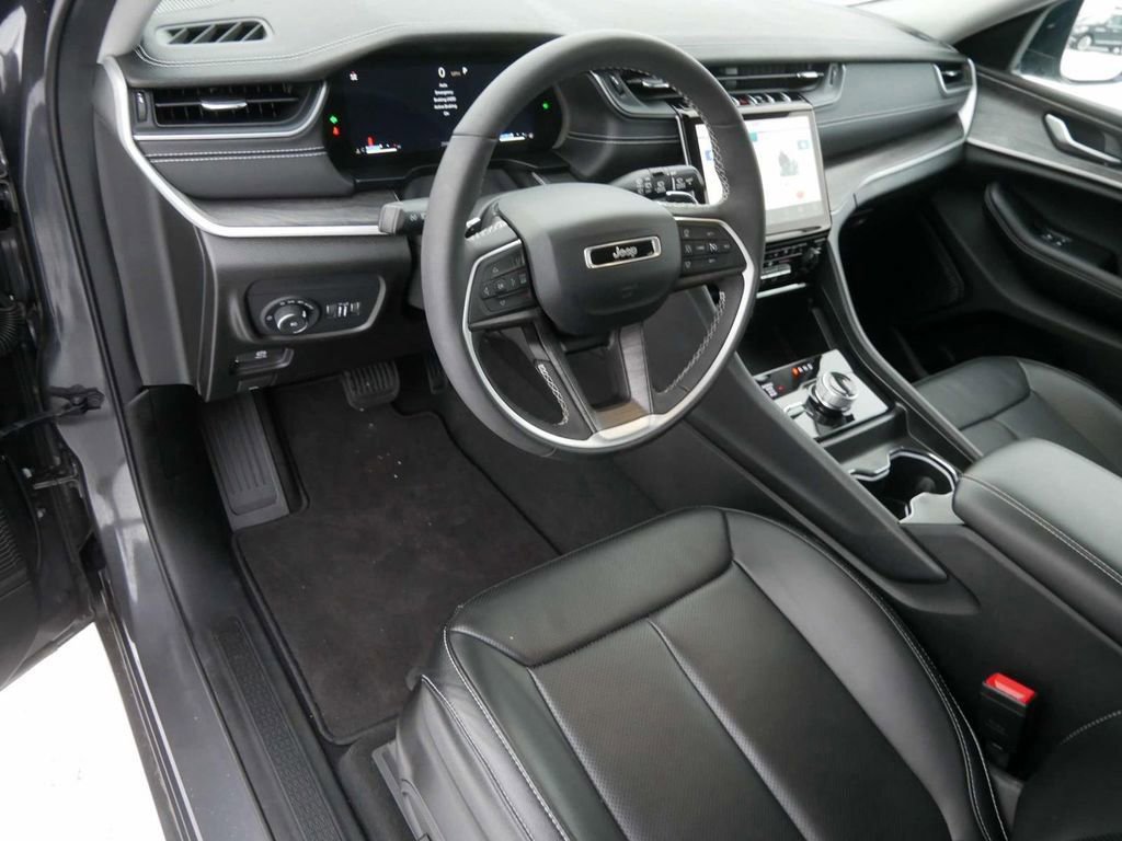 Used 2024 Jeep Grand Cherokee Limited w/ Luxury Tech Group II image 11