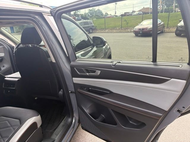 Used 2024 Volkswagen Atlas Peak Edition SE AWD/4WD image 35