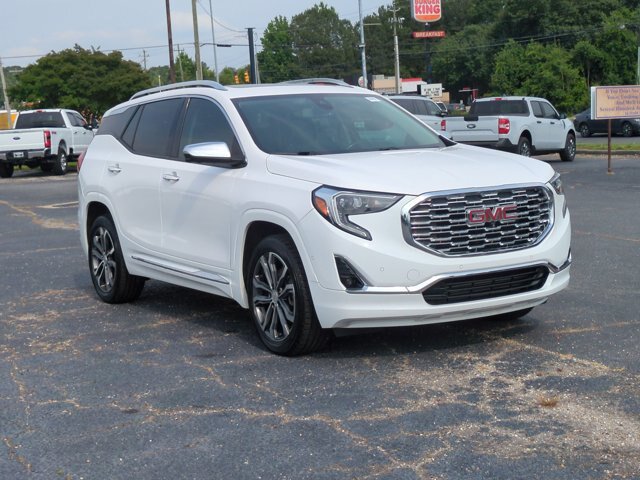 Used 2020 GMC Terrain Denali w/ Denali Premium Package FWD image 2