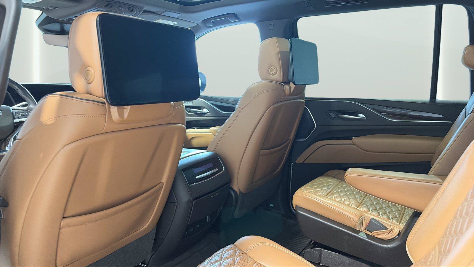 Used 2021 Cadillac Escalade ESV Sport w/ Driver Assist Tech Package AWD/4WD image 17