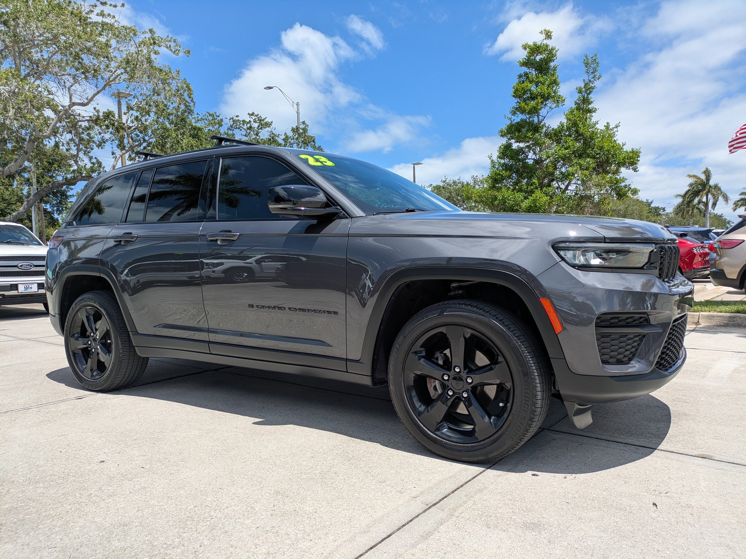 Used 2023 Jeep Grand Cherokee Altitude AWD/4WD image 2