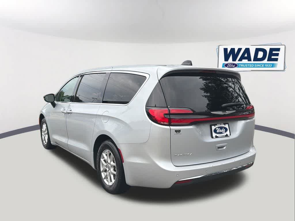 Used 2024 Chrysler Pacifica Touring-L FWD image 7