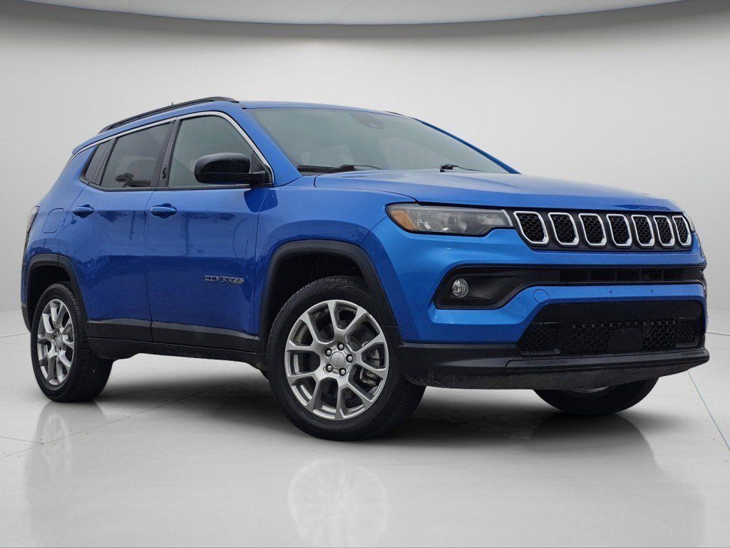 Used 2023 Jeep Compass Latitude image 2