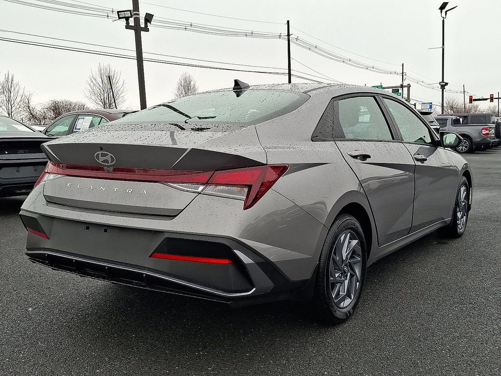 Used 2024 Hyundai Elantra SEL image 4