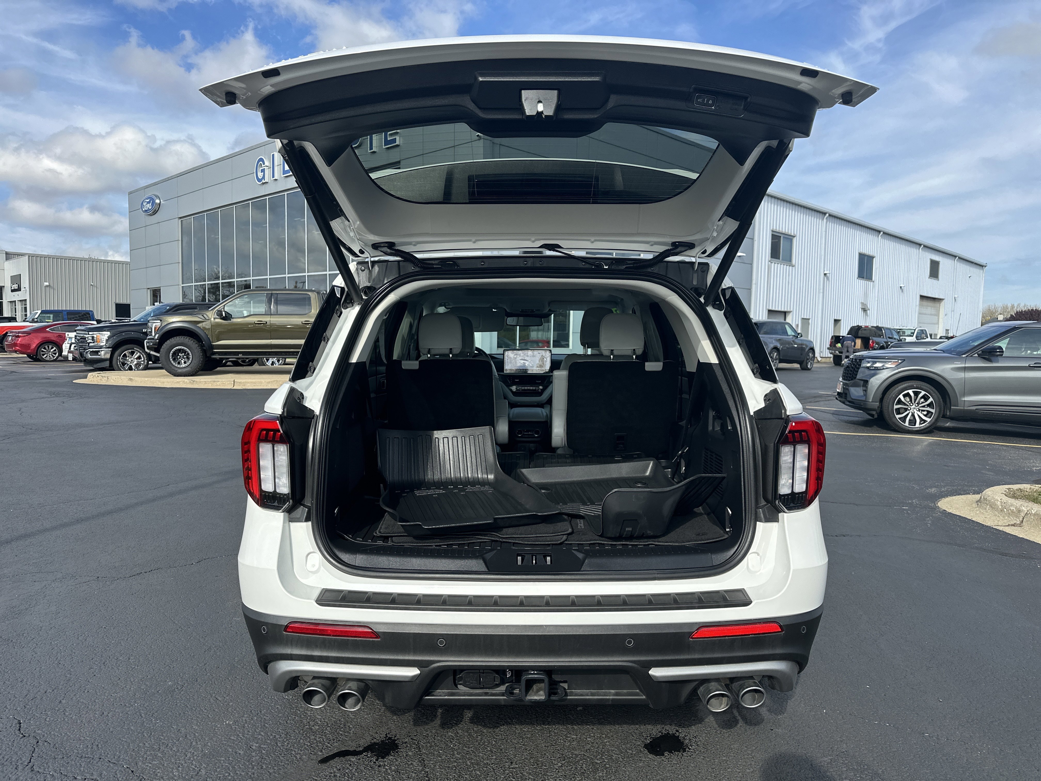 Certified 2025 Ford Explorer Platinum w/ Ultimate Package image 9