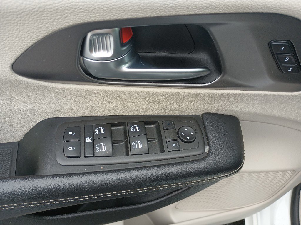 Used 2022 Chrysler Pacifica Touring-L w/ Uconnect Theater Family Group image 15