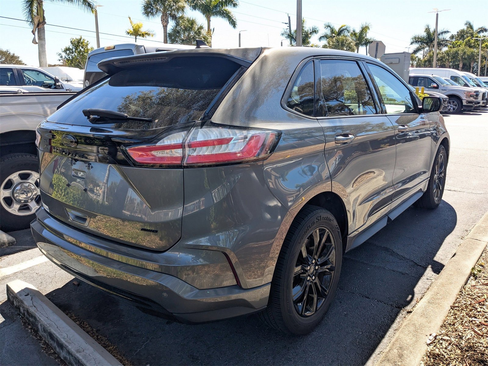 Certified 2022 Ford Edge SE w/ Black Appearance Package image 3