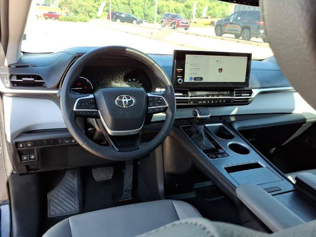 Used 2025 Toyota Sienna XLE FWD image 18