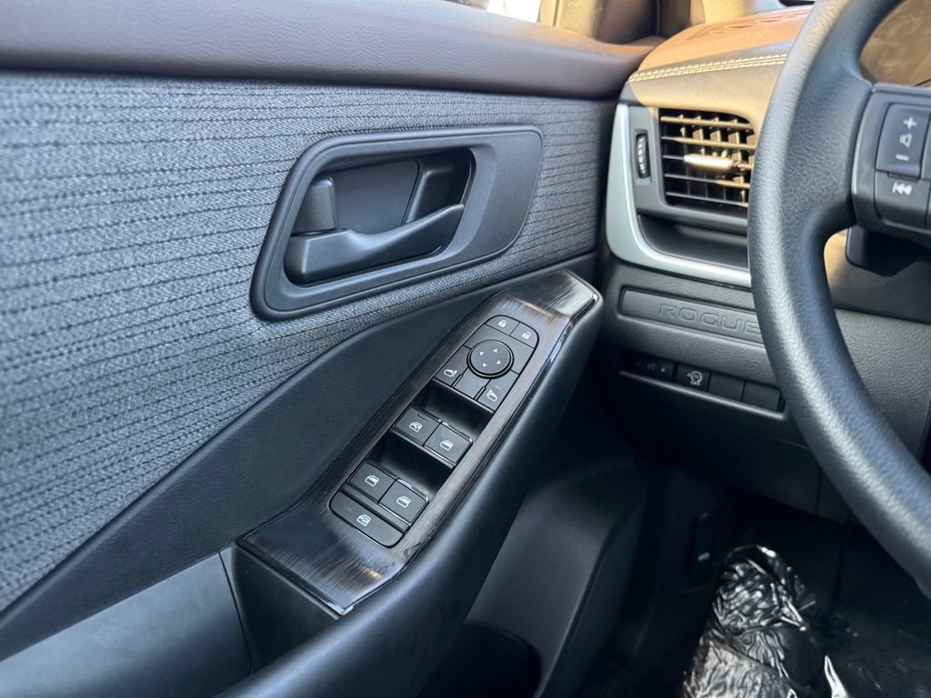 Used 2023 Nissan Rogue S AWD/4WD image 29
