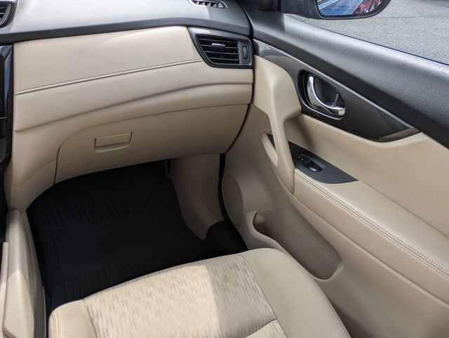 Used 2019 Nissan Rogue SV w/ Premium Package FWD image 17