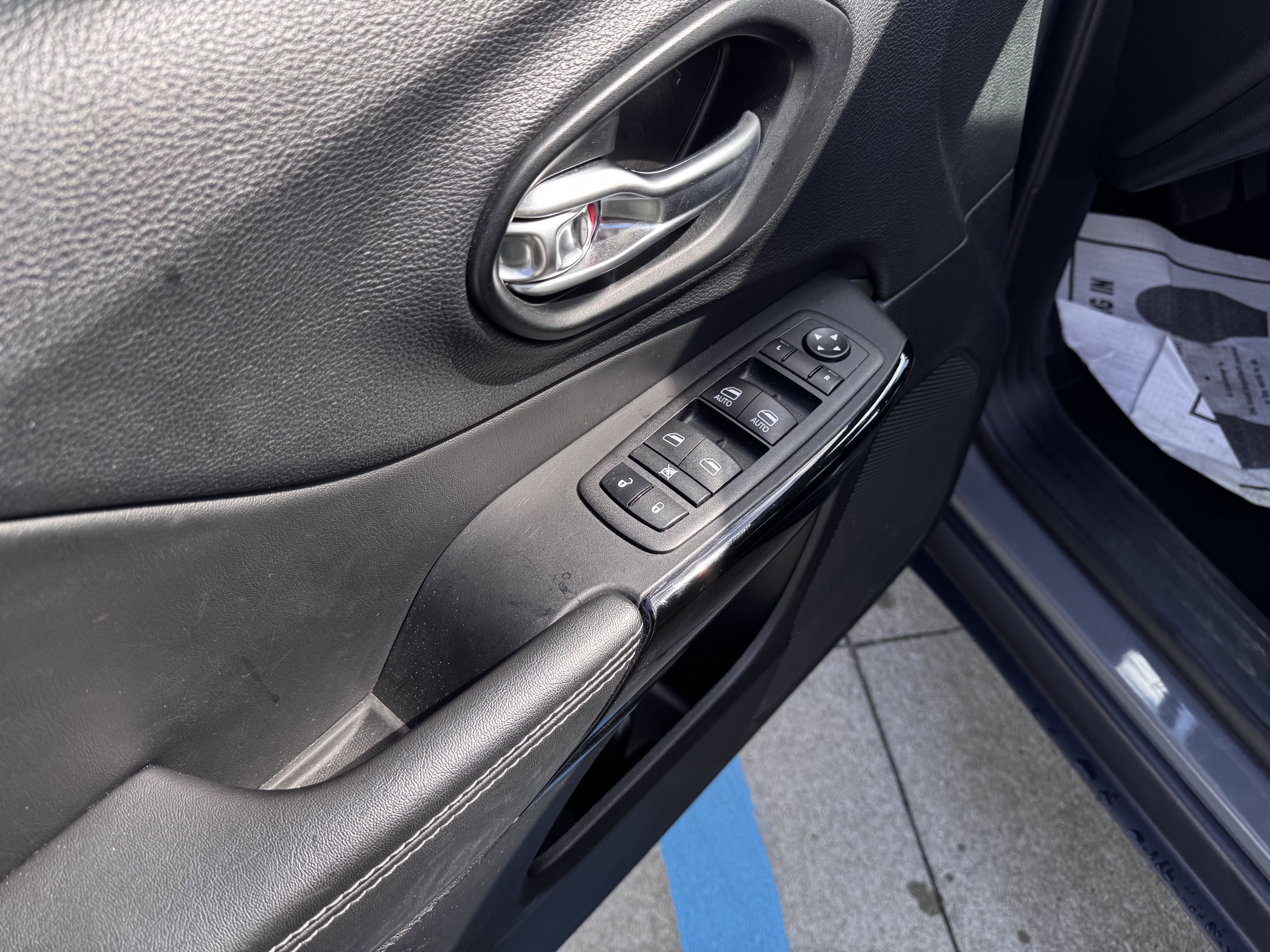 Used 2023 Jeep Cherokee Altitude Lux image 8