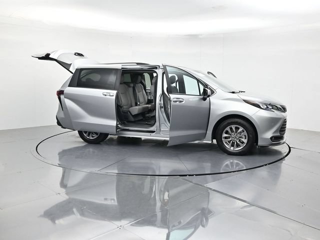 Used 2025 Toyota Sienna XLE FWD image 54