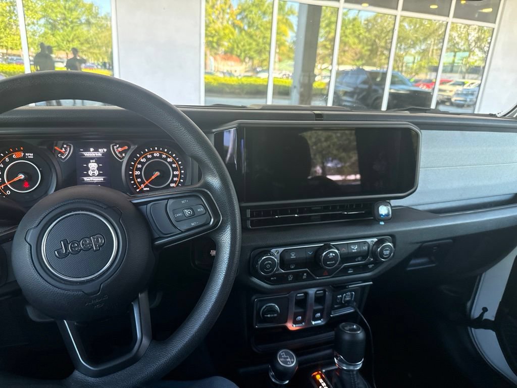 Used 2025 Jeep Wrangler Sport AWD/4WD image 5