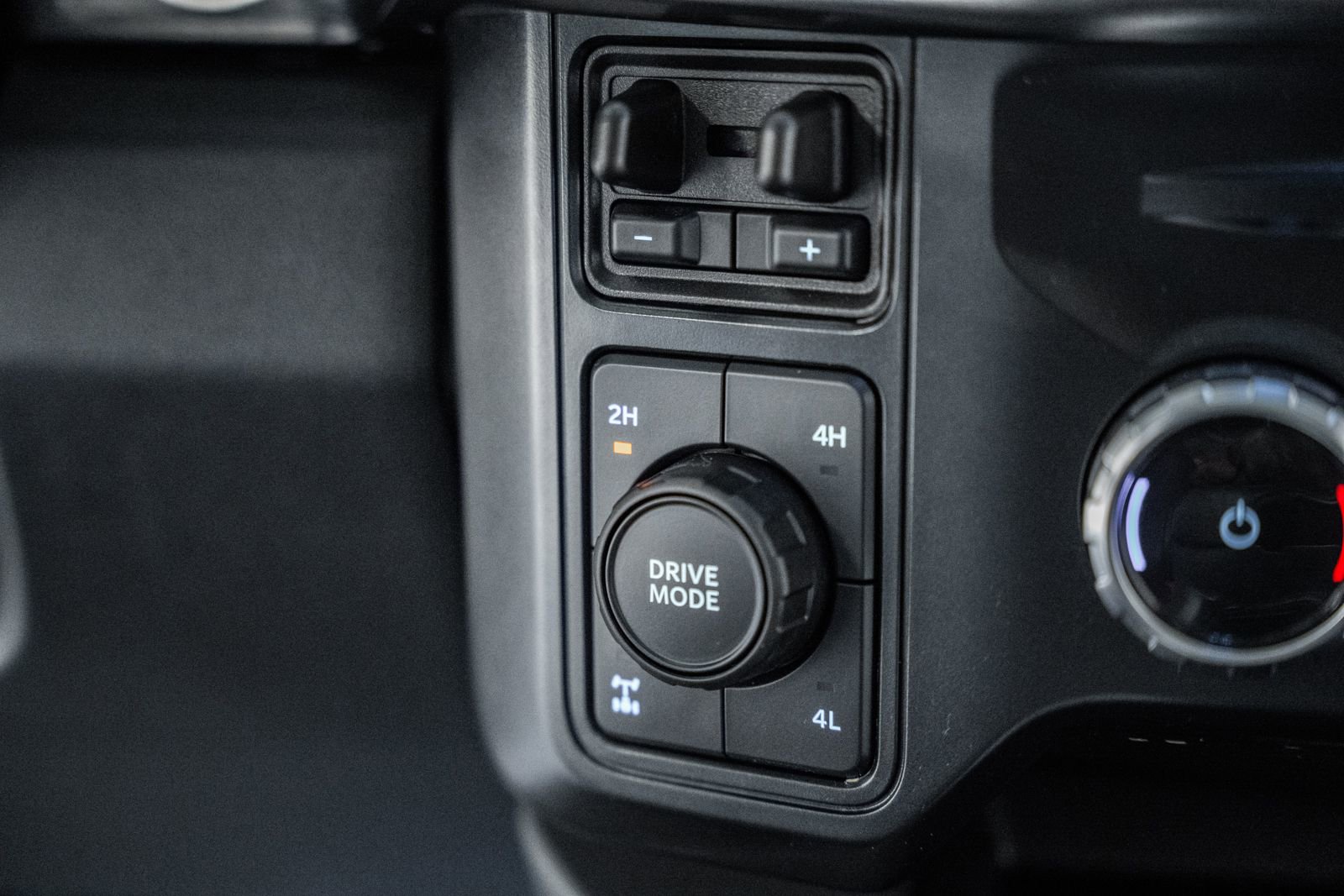 Certified 2025 Ford F250 Lariat w/ Black Appearance Package image 31