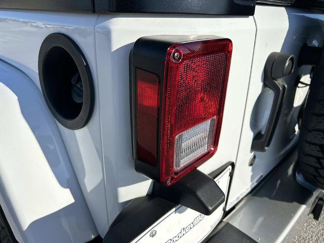 Used 2017 Jeep Wrangler Sahara w/ Connectivity Group AWD/4WD image 11