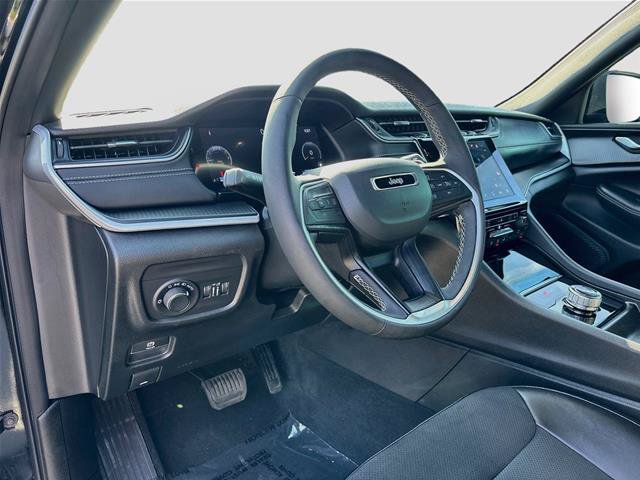 Used 2025 Jeep Grand Cherokee Altitude RWD image 10