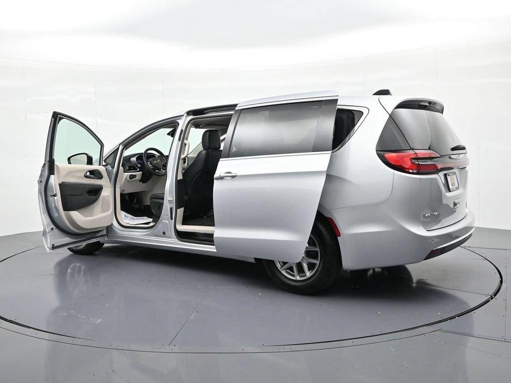 Used 2024 Chrysler Pacifica Touring-L FWD image 25