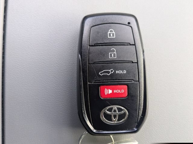 Used 2024 Toyota Highlander Limited FWD image 31