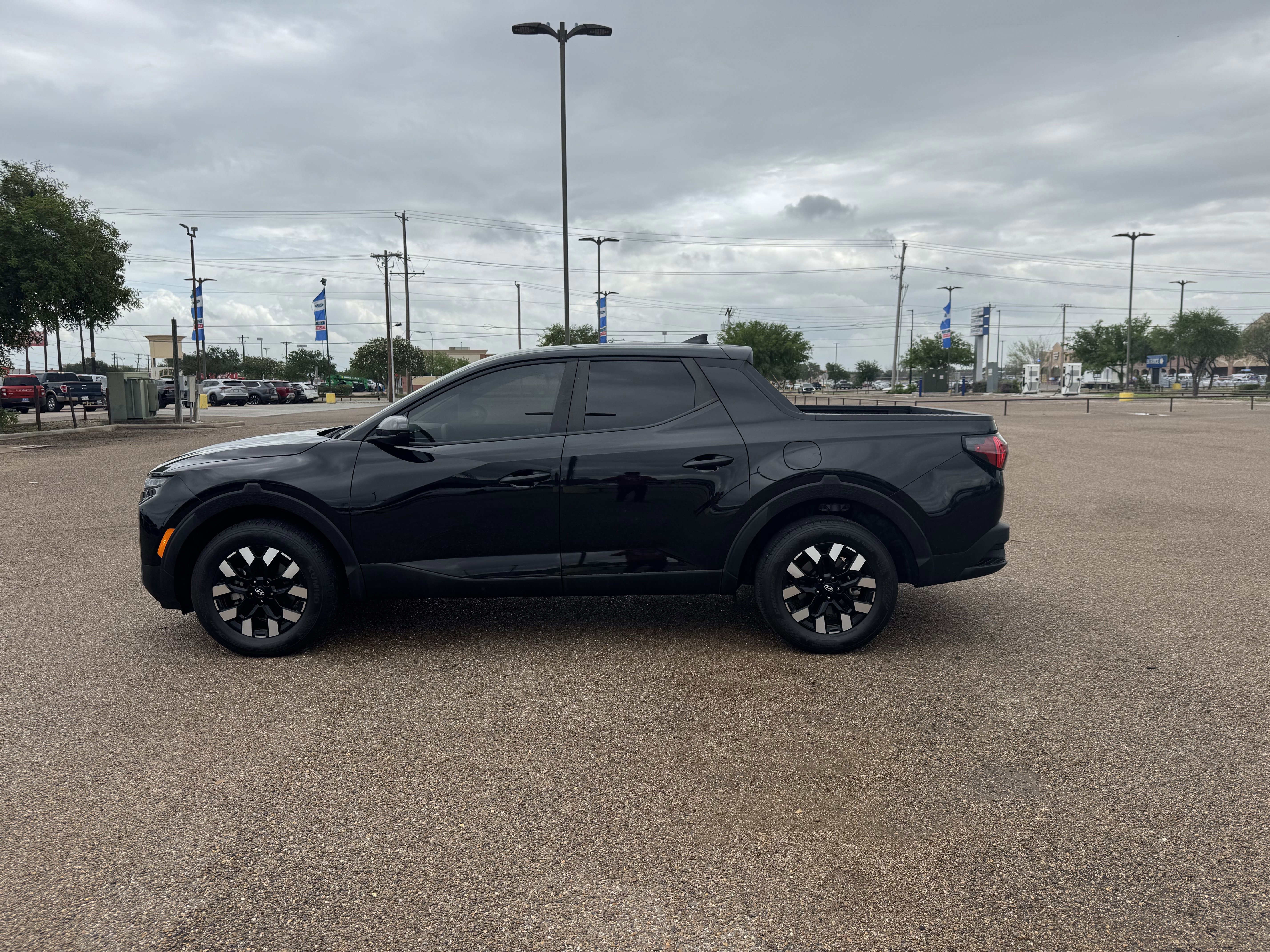 Used 2025 Hyundai Santa Cruz SE FWD image 2