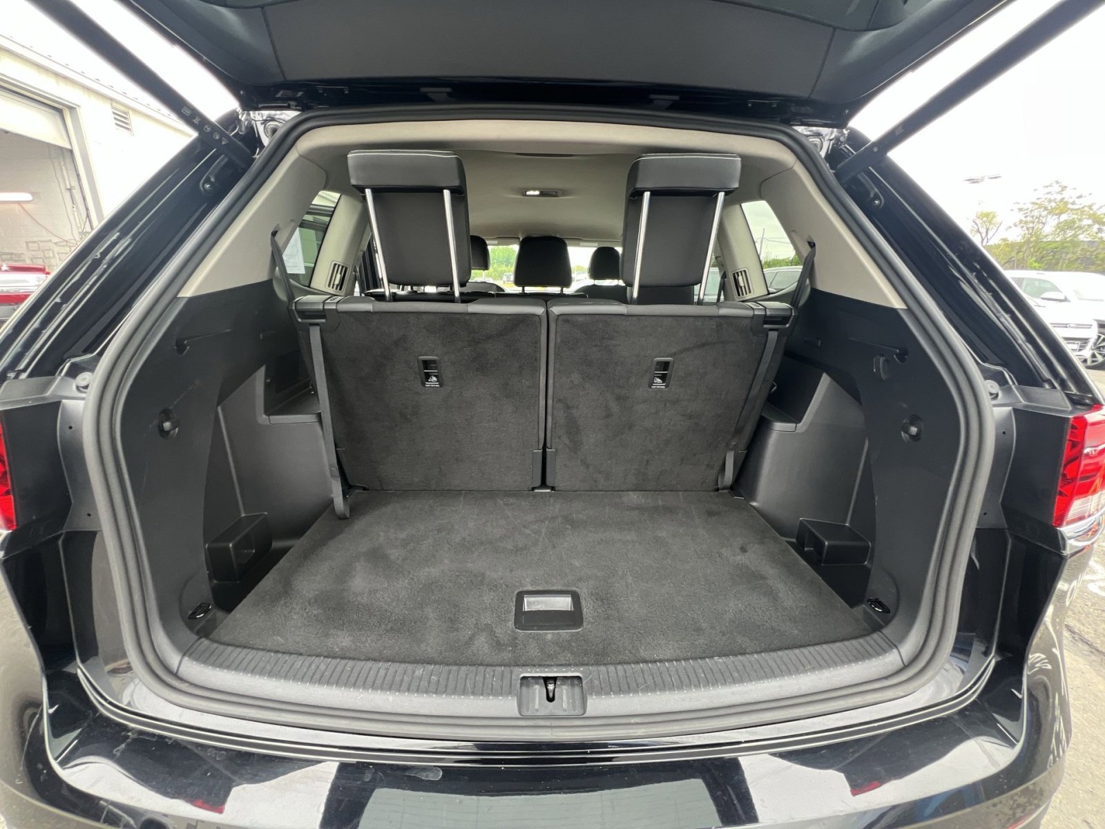 Used 2025 Volkswagen Atlas SE FWD image 33