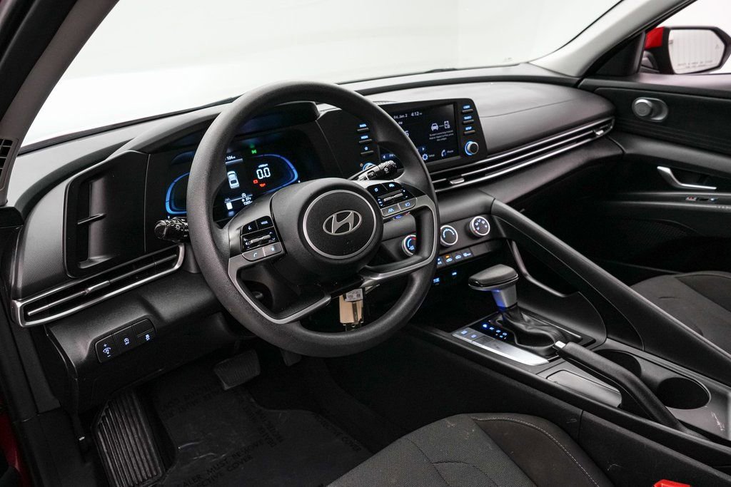 Used 2025 Hyundai Elantra SE image 12