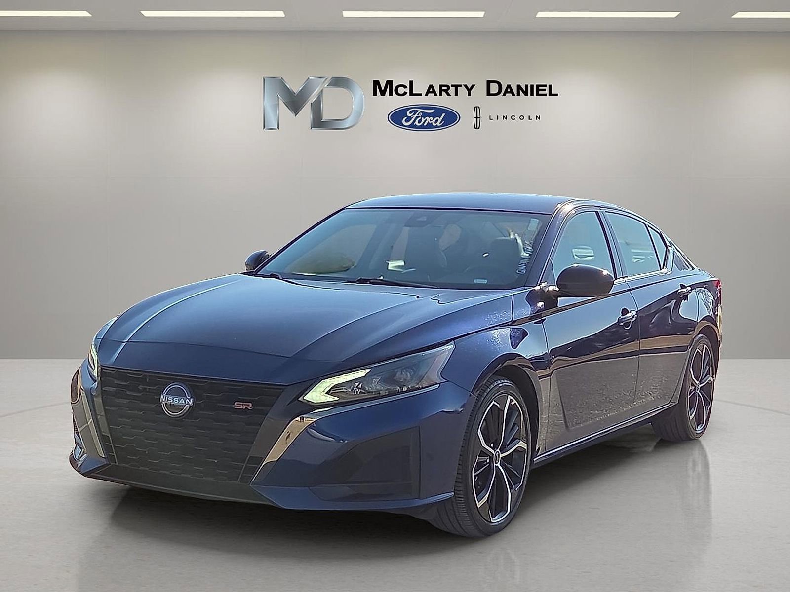 Used 2024 Nissan Altima 2.5 SR FWD image 2