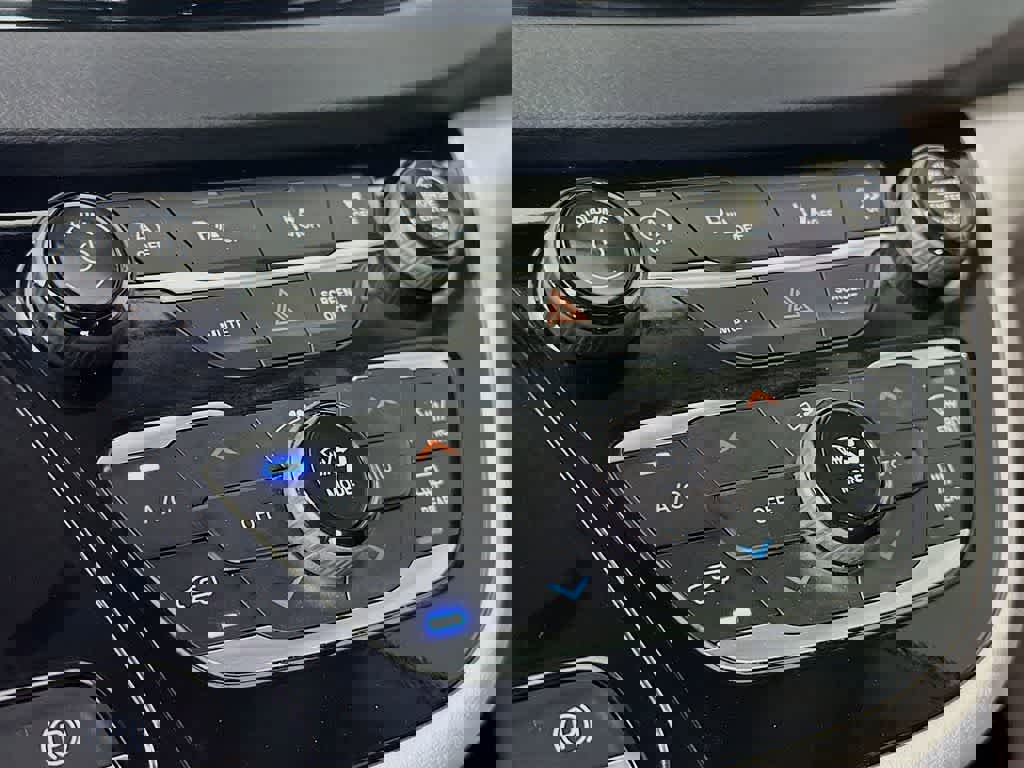 Used 2024 Chrysler Pacifica Touring-L image 18