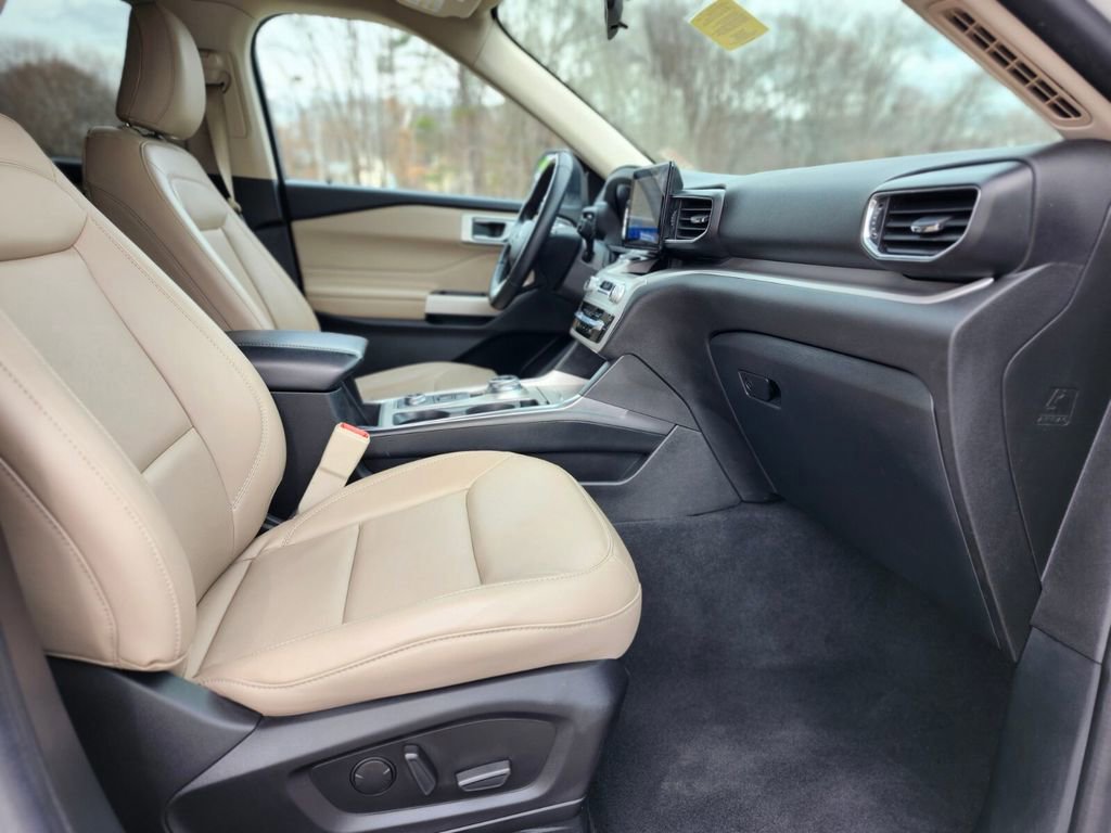 Certified 2022 Ford Explorer XLT w/ Equipment Group 202A image 11