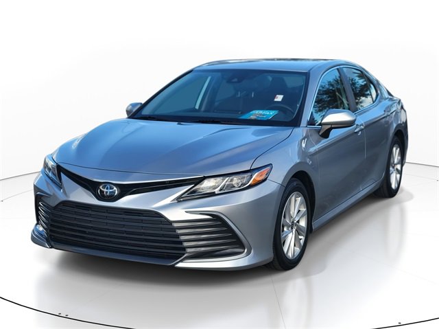 Used 2022 Toyota Camry LE image 2