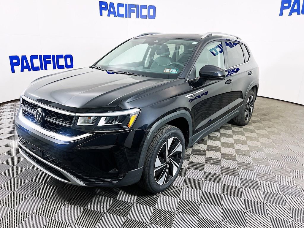 Used 2024 Volkswagen Taos SE w/ Panoramic Sunroof Package AWD/4WD image 4