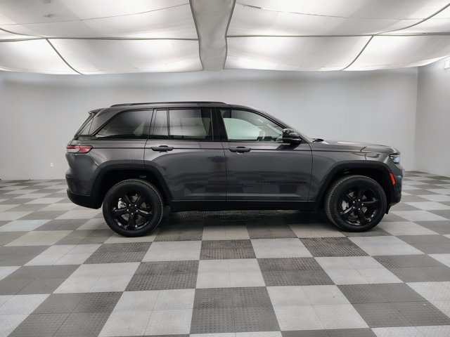 Used 2024 Jeep Grand Cherokee Limited w/ Black Appearance Package AWD/4WD image 12