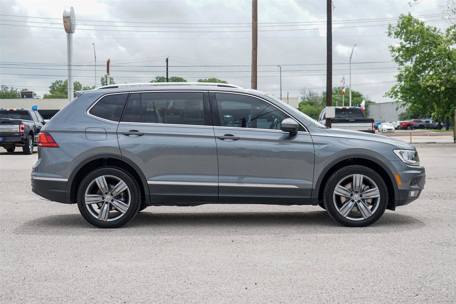 Used 2021 Volkswagen Tiguan SEL AWD/4WD image 2