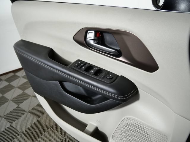 Used 2022 Chrysler Voyager LX FWD image 22