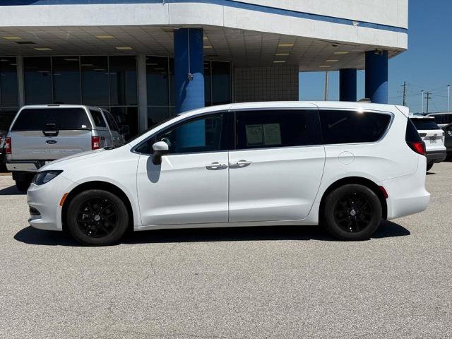 Used 2022 Chrysler Voyager LX FWD image 2