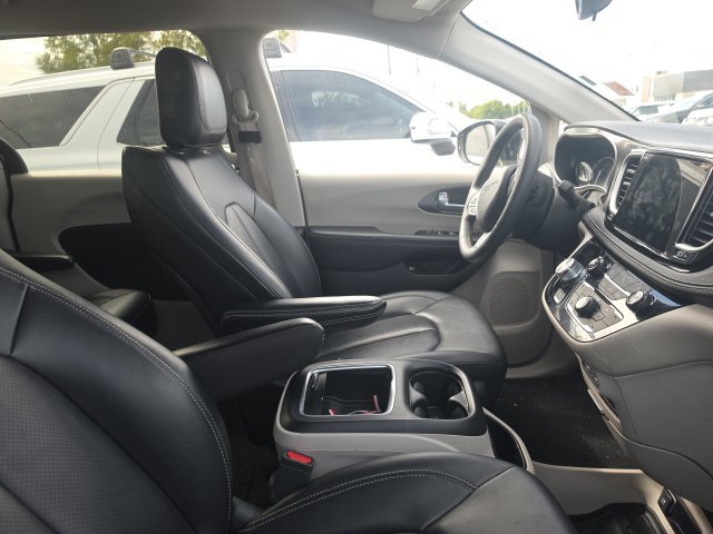 Used 2024 Chrysler Pacifica Limited FWD image 4