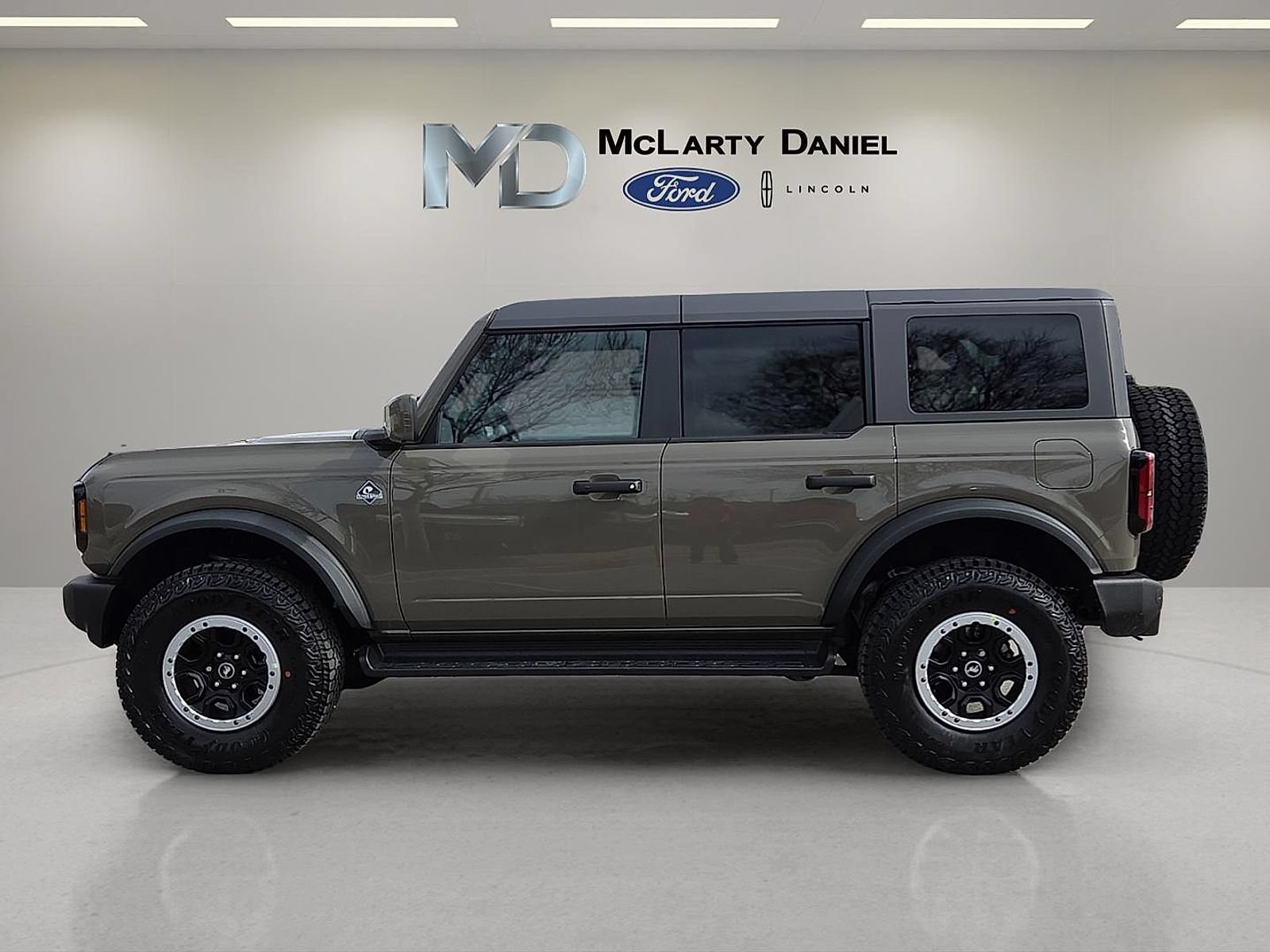 Certified 2026 Ford Bronco Outer Banks w/ Sasquatch Package AWD/4WD image 3