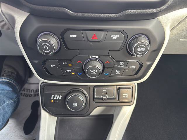 Used 2018 Jeep Renegade Limited w/ UConnect 8.4 Nav Group AWD/4WD image 24