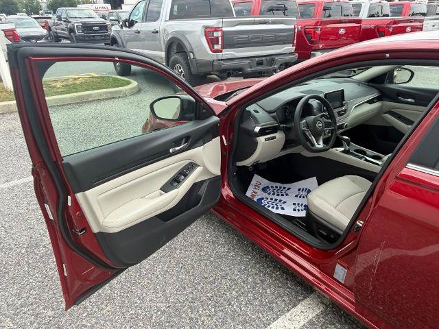 Used 2025 Nissan Altima 2.5 SV FWD image 9
