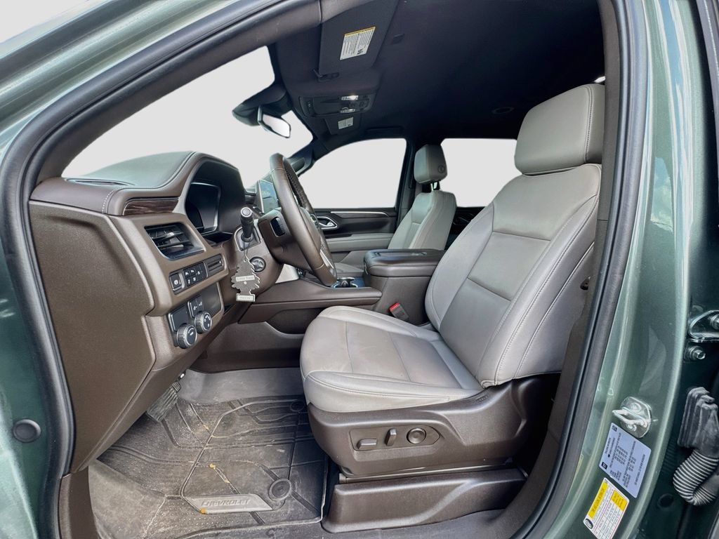 Used 2024 Chevrolet Suburban LT w/ Luxury Package RWD image 5