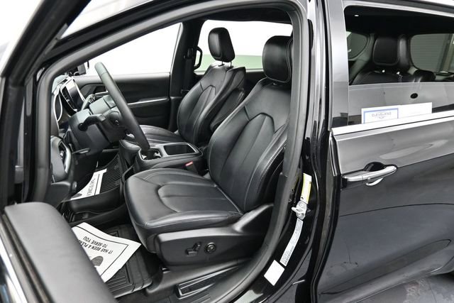 Used 2025 Chrysler Pacifica Select FWD image 11