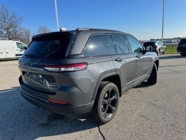 Used 2024 Jeep Grand Cherokee Limited w/ Black Appearance Package image 5