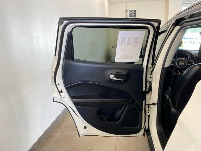 Used 2018 Jeep Compass Latitude w/ Cold Weather Group AWD/4WD image 9