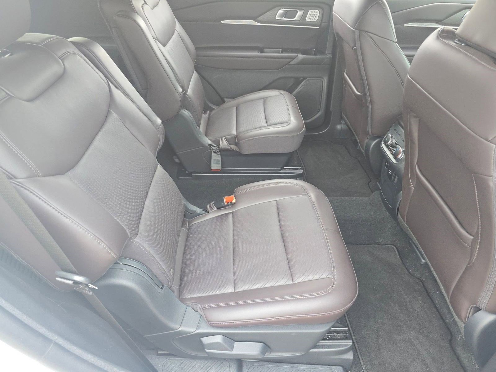 Certified 2025 Ford Explorer Platinum image 28
