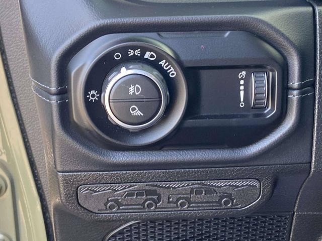 Used 2025 Jeep Gladiator Mojave AWD/4WD image 22