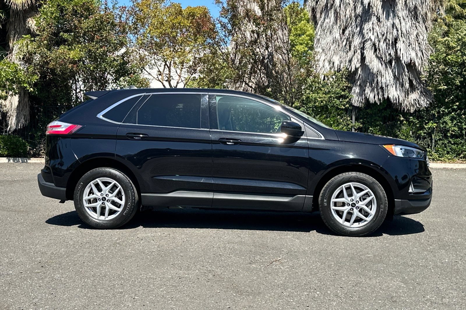 Certified 2024 Ford Edge SEL w/ Convenience Package AWD/4WD image 2