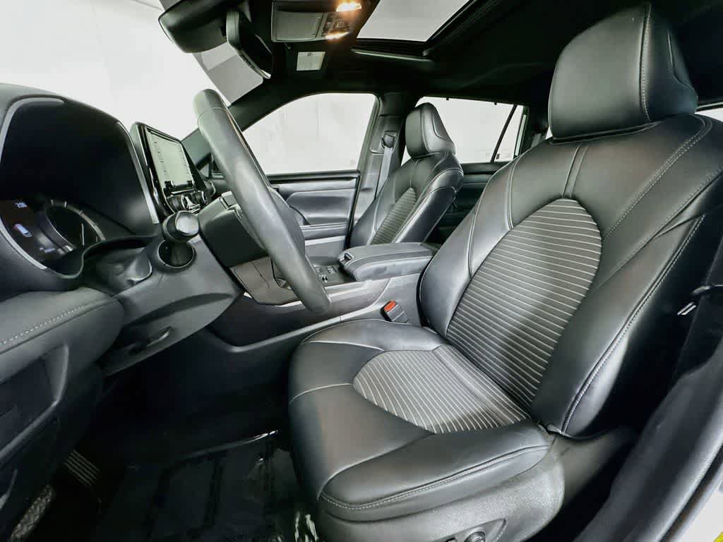 Used 2022 Toyota Highlander XSE FWD image 12