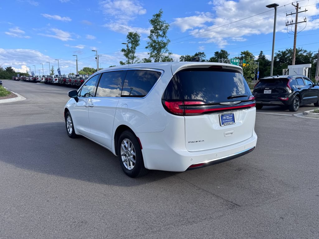 Used 2023 Chrysler Pacifica Touring-L FWD image 8